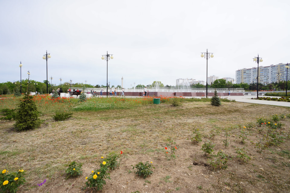 Фонтан Орден Победы. Сверху он конечно выглядит интереснее, особенно ночью — Lada Vesta SW (1G)