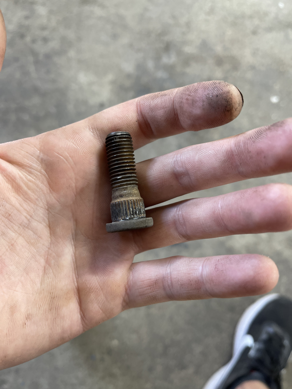 Замена шпилек переднего колеса — SsangYong Rexton (1G), 2,9 л, 2003 ...