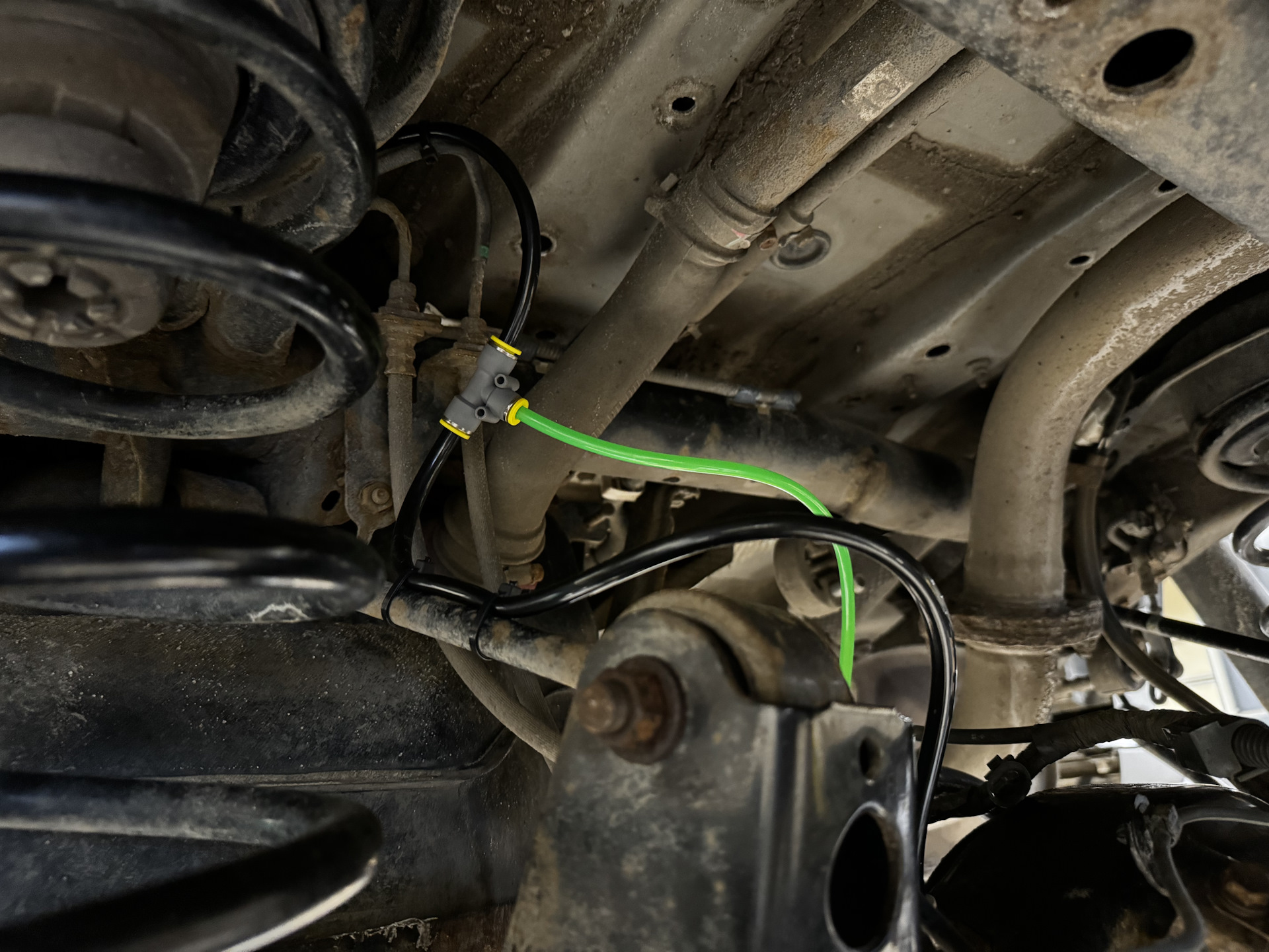 Сапун на раздатке прадо 150. Клапан картерных газов тойота 2trfe. Сапун прадо 150. Сапун заднего моста prado 150. Сапун прадо 150.