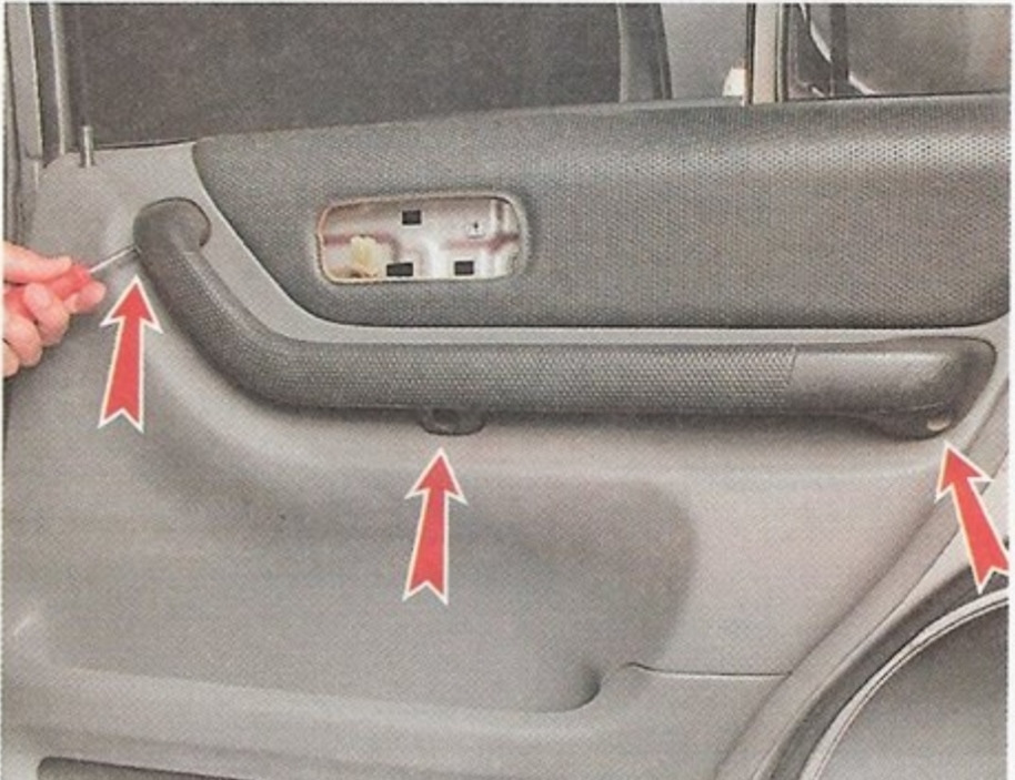 Снятие обшивки двери CRV. Снятие дверные карты Хонда ЦРВ. Снятие обивки крыши на Хонда СРВ 3. Держатель задней двери Хонда СРВ 1997 года.