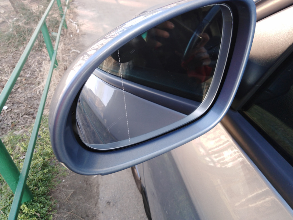 Клеим стекло зеркала заднего вида — Volkswagen Passat B6, 1,6 л, 2009 ...