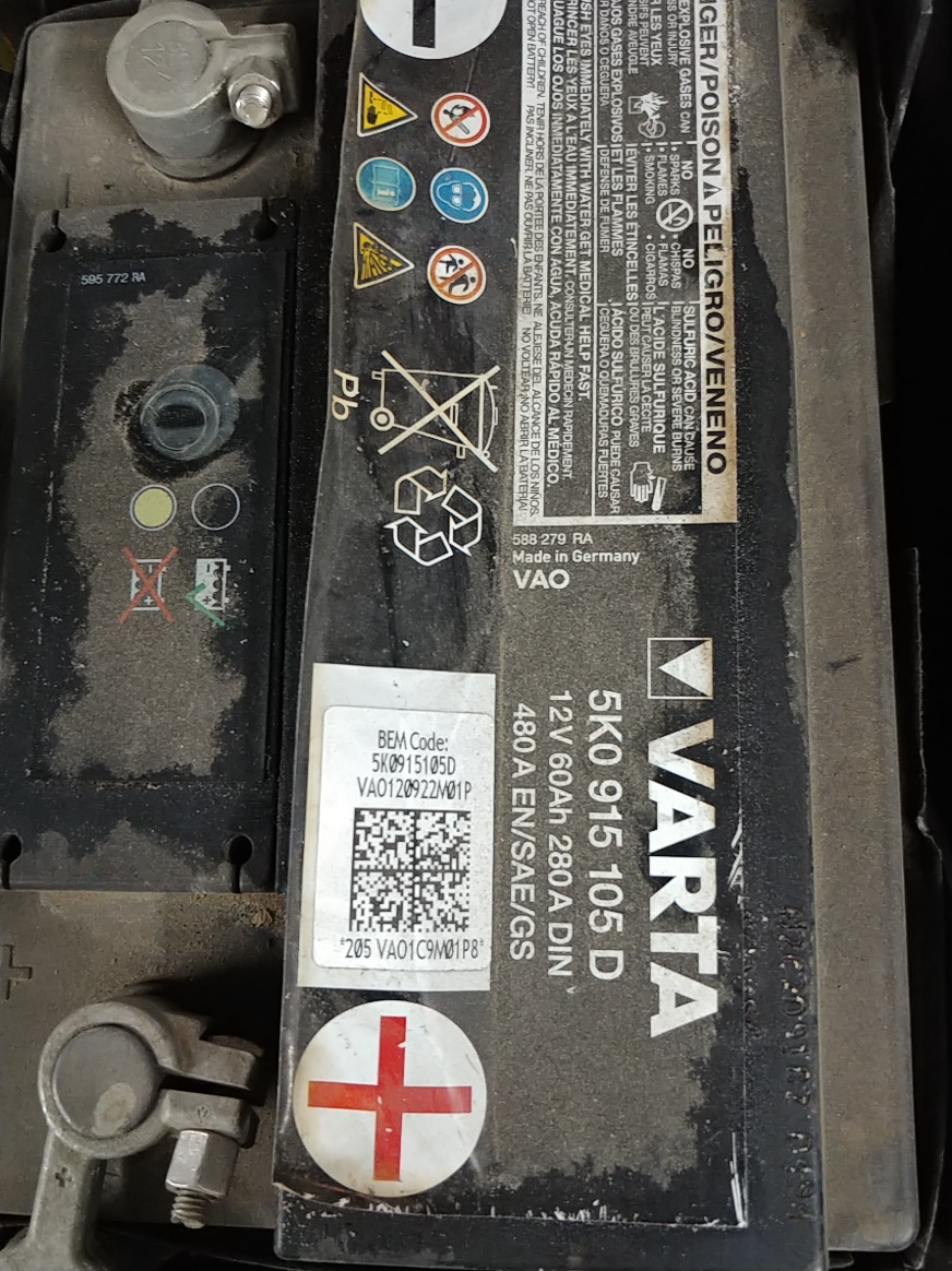 Вот он родной, отслужил на все 100, только уже заряд не держит. Да и пора на покой!) — Volkswagen Passat CC. Запчасти на фото: 5K0915105D
