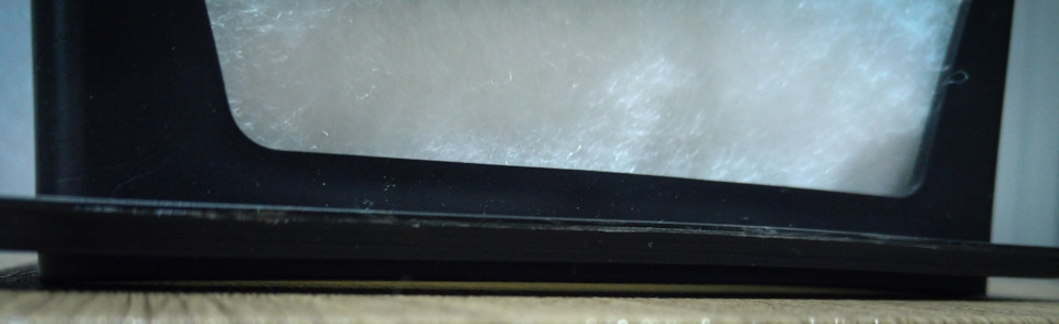 Ну а далее снимаем уплотнитель и видим наглядно, чем плохи дешман фильтры без центрального ребра жесткости. Имеем вот такую дугу с нехилым зазором. — Hyundai Solaris (1G)