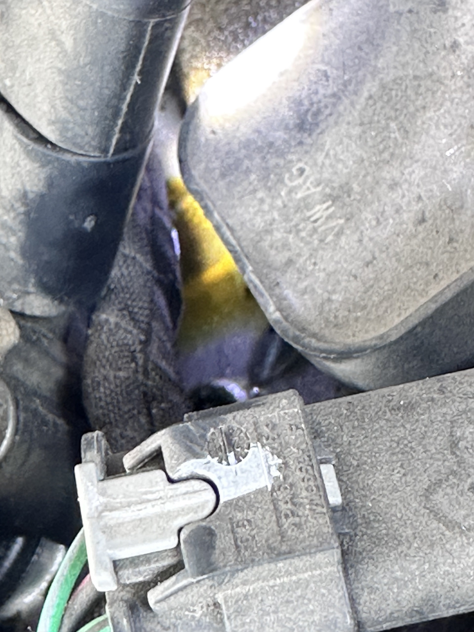 Лужи масла на клапанной крышке — Skoda Karoq, 1,4 л, 2021 года | другое ...