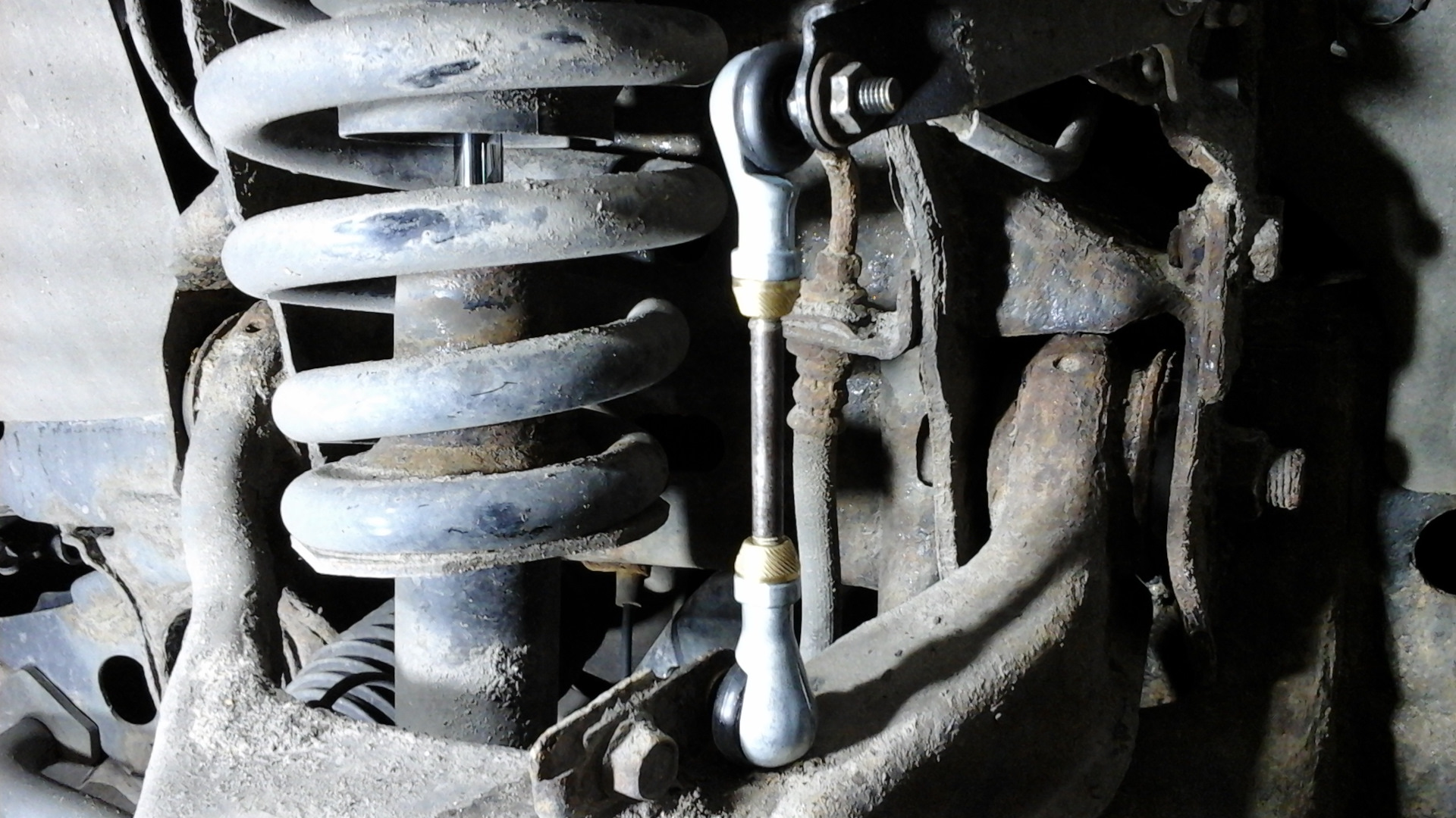 Стойка паджеро спорт 2. Как занизить Паджеро спорт 2. Паджеро спорт 2 задняя ходов фото.