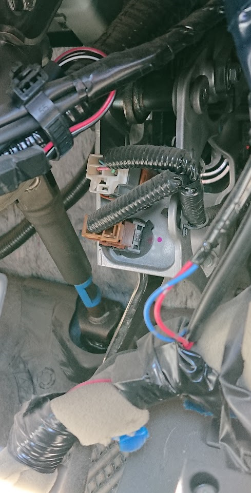 два конечника педали тормоза. вид сверху — Nissan Leaf (1G)