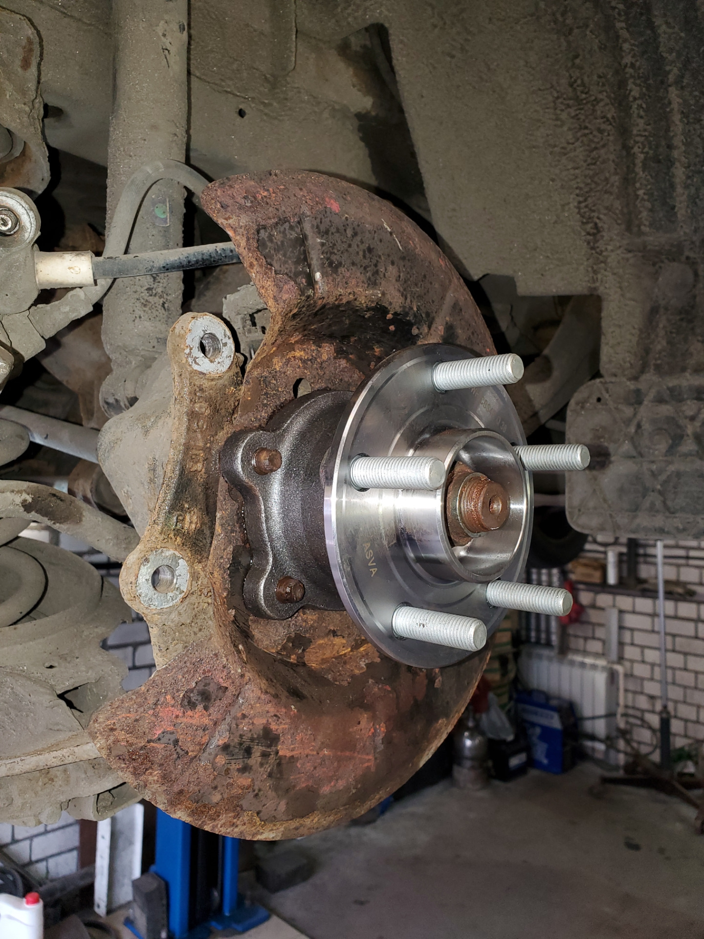 Замена троса ручника, задней ступицы и нижних рычагов! — Ford Kuga (2G ...