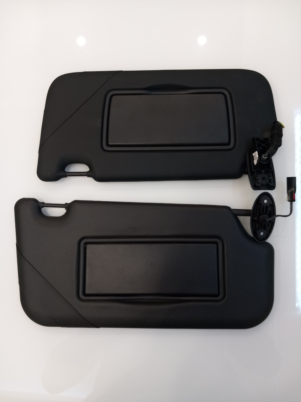 Наглядно разница в креплениях козырьков от 4 и 3 фокуса — Ford Focus Hatchback III