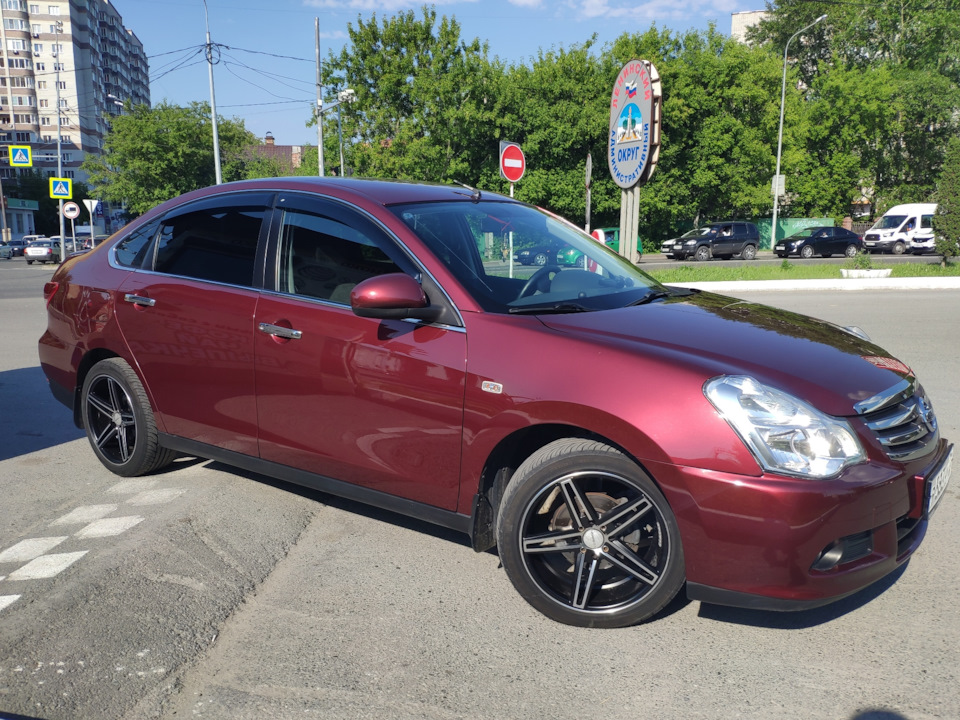 Красный Nissan Almera, 2014.