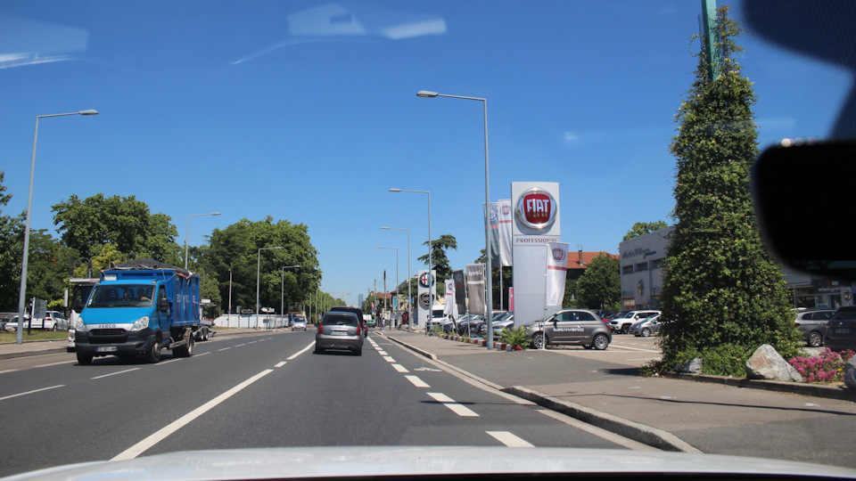 Путь лежит между дилерами Renault и Alfa Romeo/FIAT/Jeep. Они как-раз расположены друг напротив друга. Сфоткать дилерский центр Renault не удалось – обзор загородило нечто. В 2017-ом мы ездили туда с женой смотреть Kadjar. Пару секунд хватило на то чтобы понять: это не вариант. В тот же день мы тестили 3008, но я в итоге выбрал А4 в той же ценовой категории. Пусть и подержанную. — Audi A4 (B9)