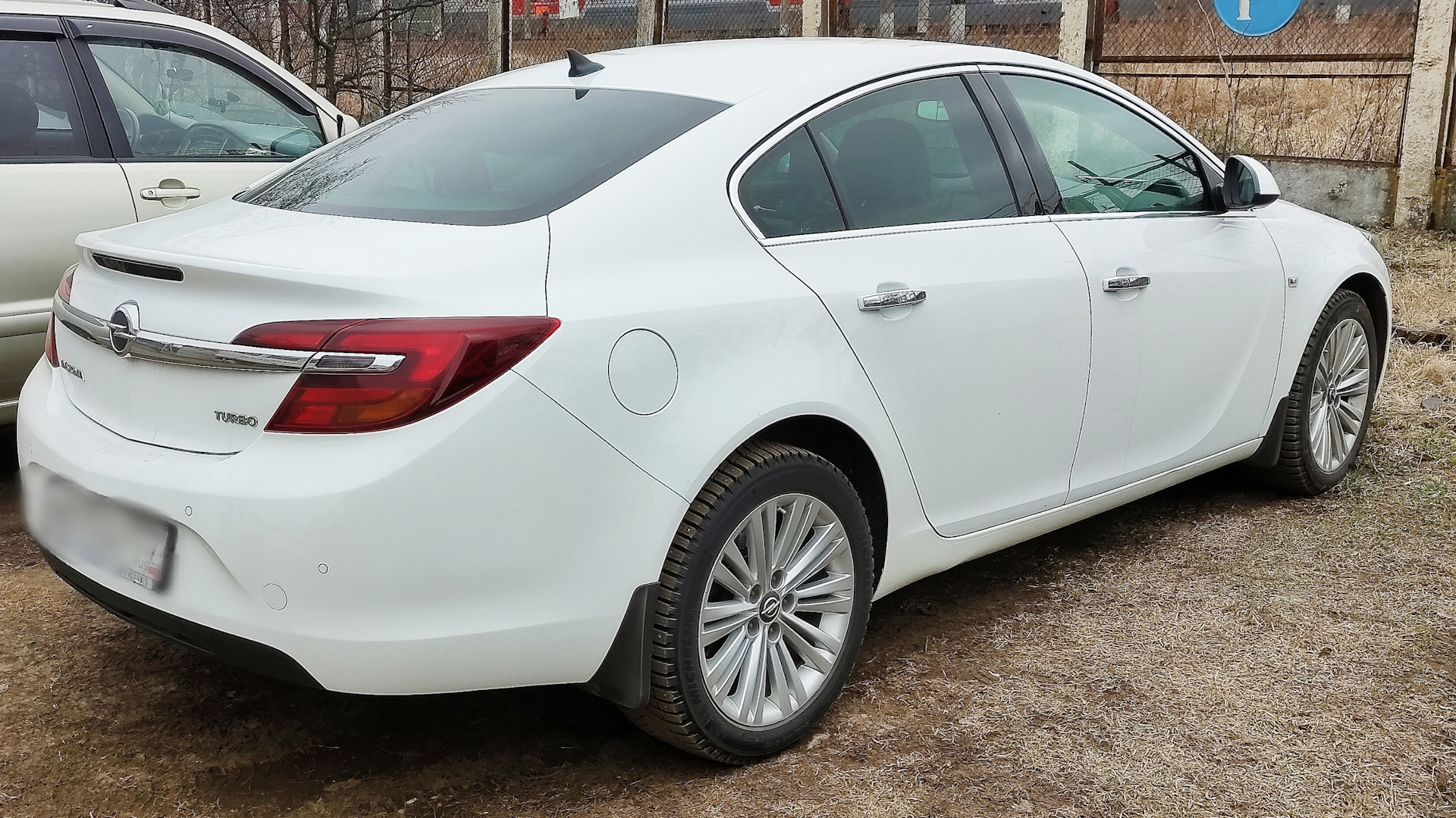 Опель инсигния 1.6. Opel Insignia 1.6 Turbo белый. Опель Инсигния 1.6 турбо 170. Инсигния 2013 1.6 турбо. Insignia 1.6 Turbo.