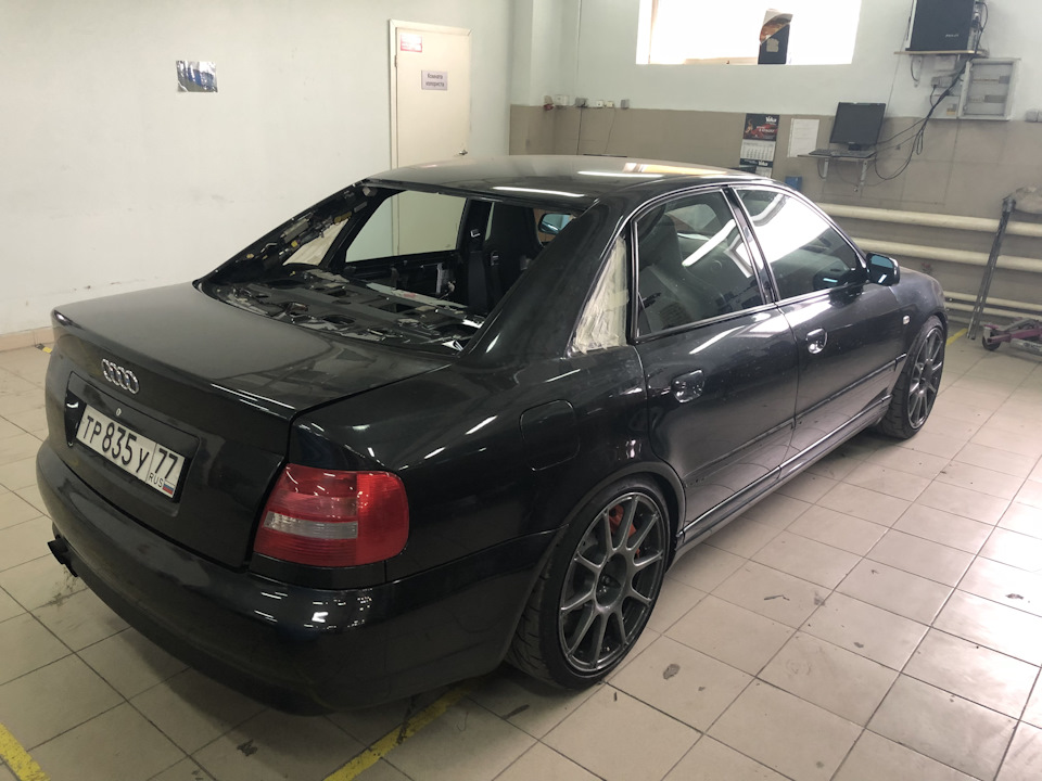 Замена молдингов заднего стекла — Audi S4 (B5), 2,7 л, 1999 года ...