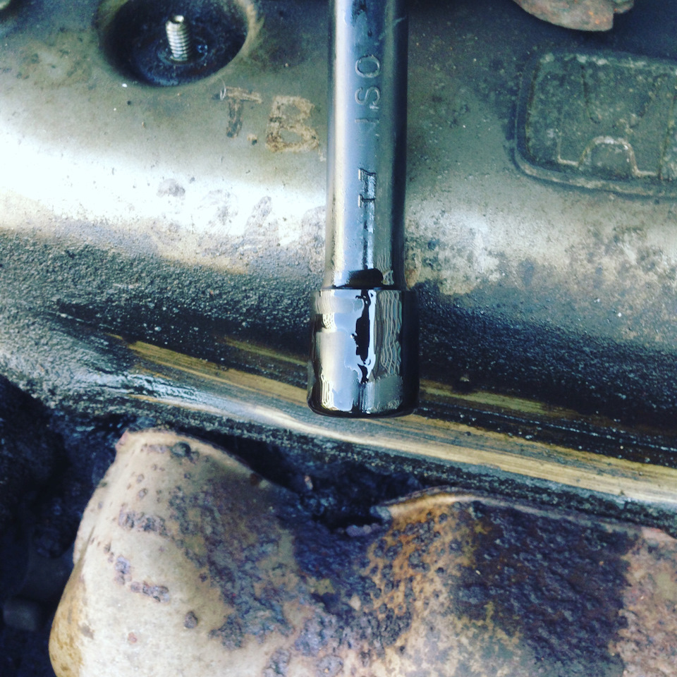 Хонда Аккорд странный предмет, в колодцах свечных масло есть, а в ...