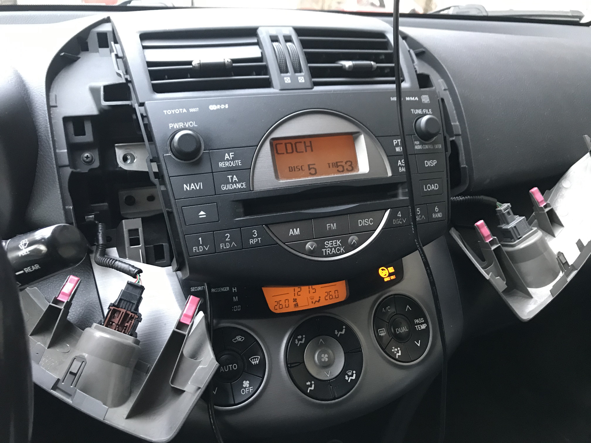 Тойота аукс. Toyota rav4 2008 aux. Аукс в тойоту рав 4 2007. Рав4 2007 aux. Рав 4 2005 год aux.