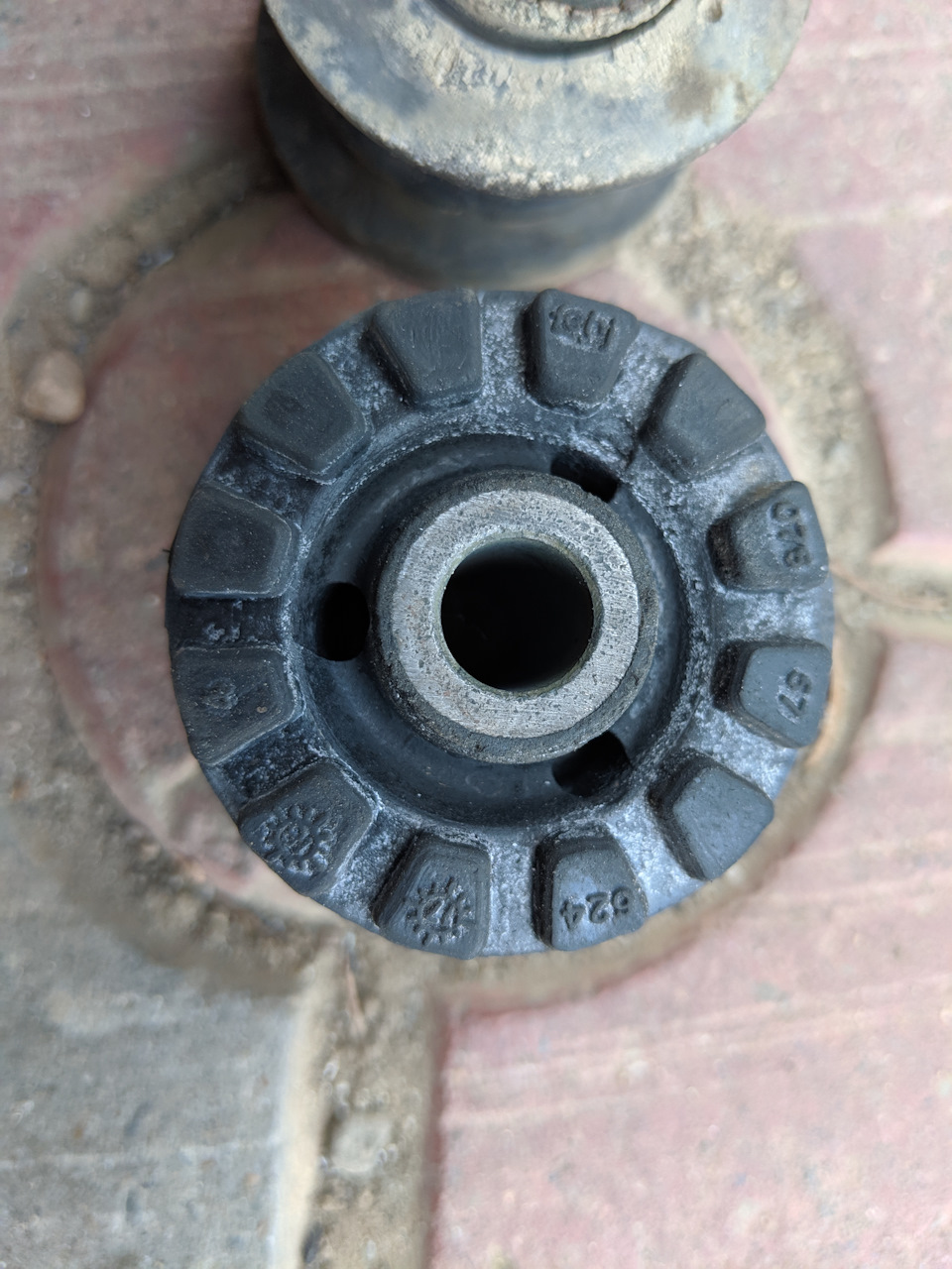 Ауди q5 сайлентблоки редуктора артикул. 4b3599381 аналоги. Vag 443 505 145 a аналог. Kd35-28-68xa. Сайлентблоки задней балки geely ec7.