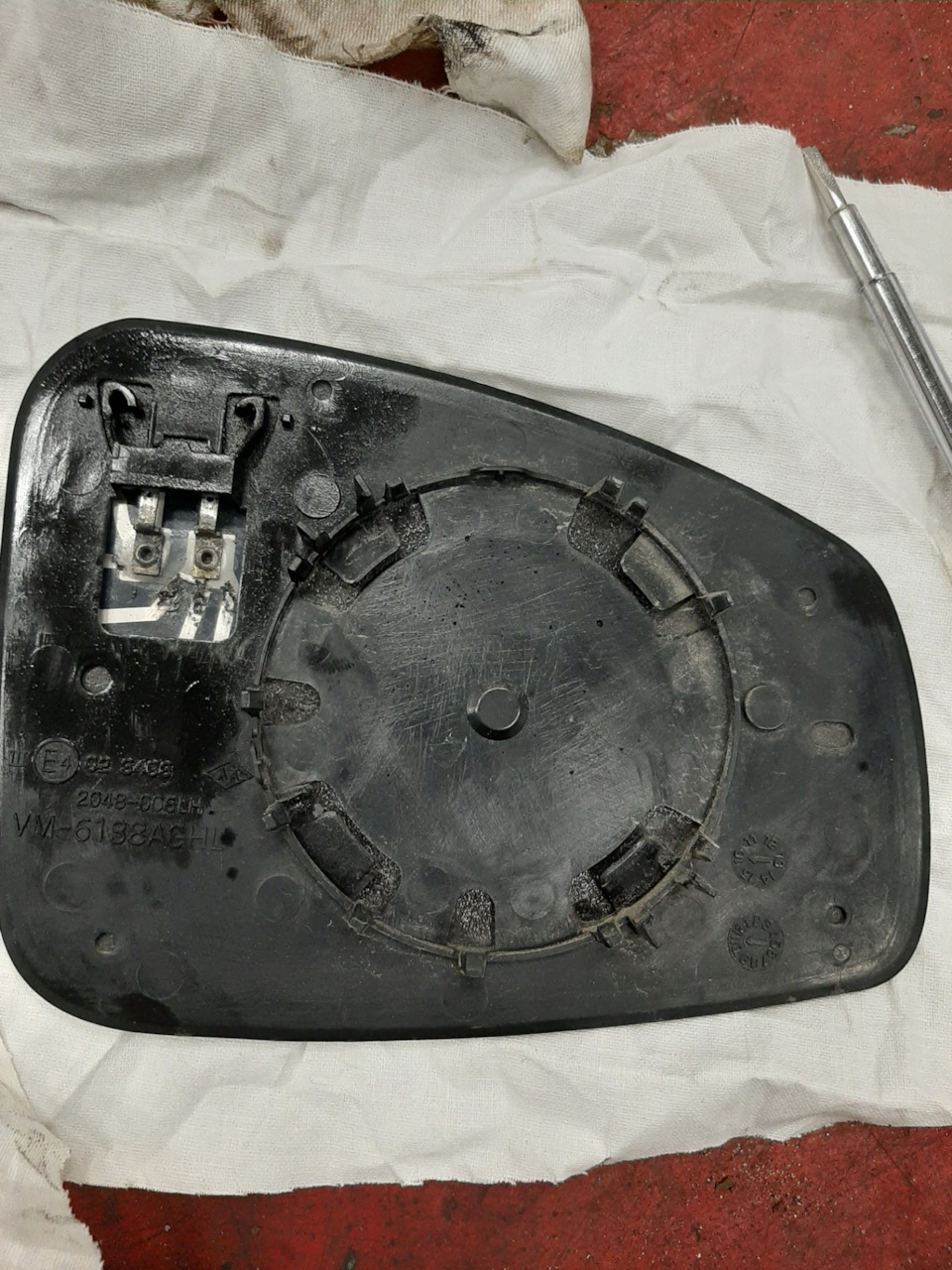 Обогрев зеркала водителя, на фишке постоянное напряжение 12в, перебита ...