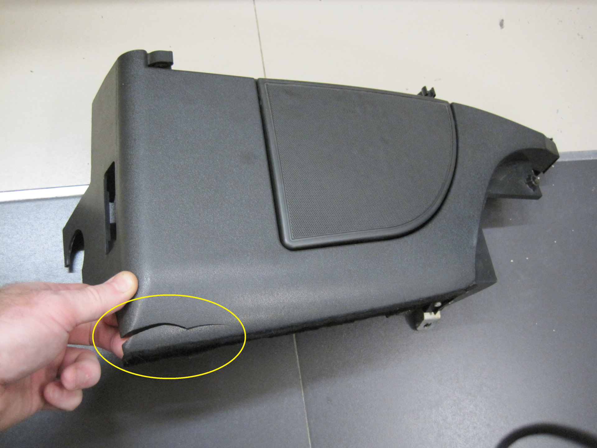 Замена задней левой опоры полки и установка новых задних динамиков ...