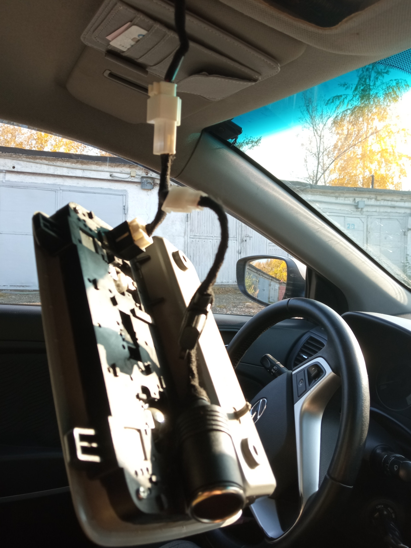 Подключение регистратора к плафону — Hyundai Solaris (1G), 1,6 л, 2011 ...