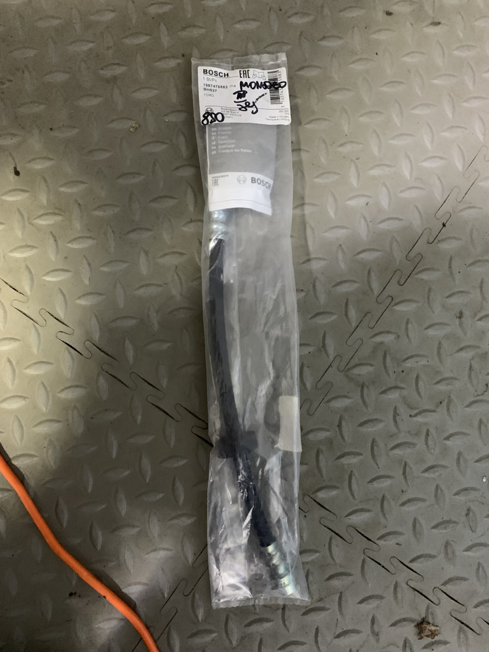 Замена правого заднего тормозного шланга. Новые троса ручника. — Ford ...