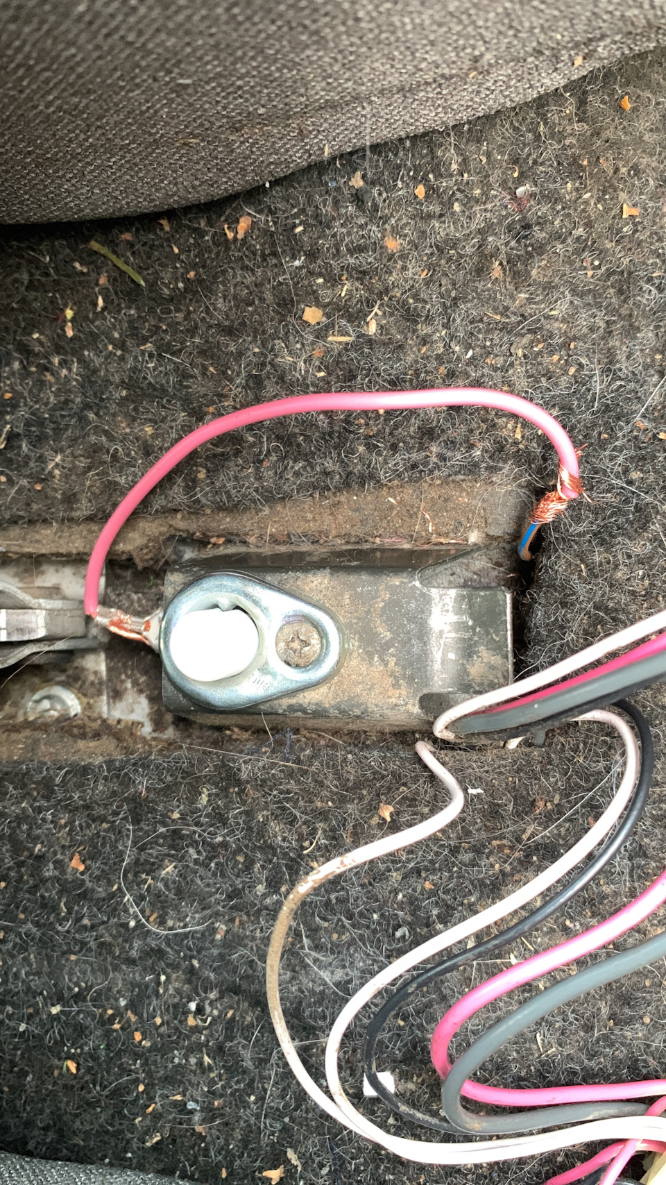 Замена концевика ручного тормоза и лампы ручного тормоза — Lada 2114, 1 ...