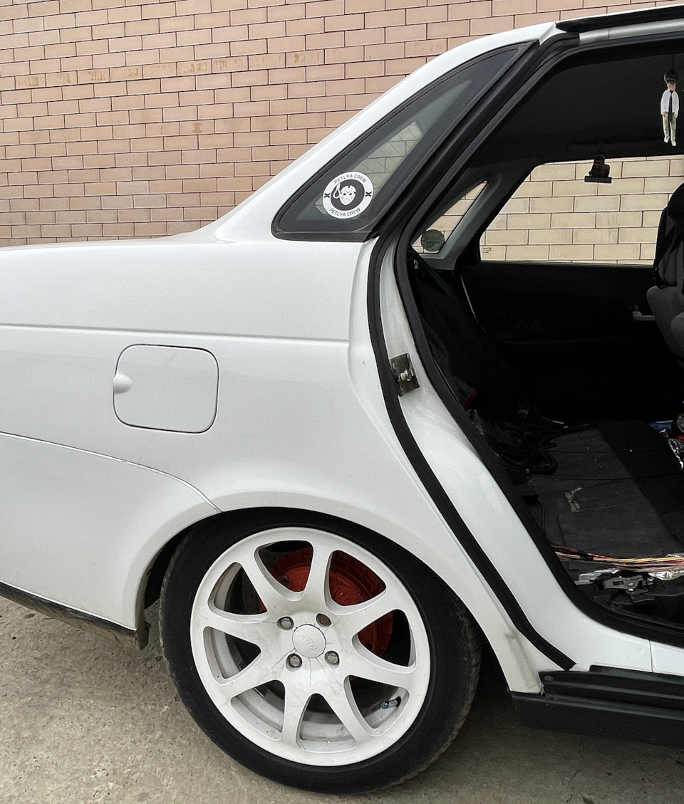 Проклеил таким образом, по-хорошему сюда нужен D-образный уплотнитель, но и этот неплохо справится со своей задачей (возможно в будущем заменю) — Lada Приора седан