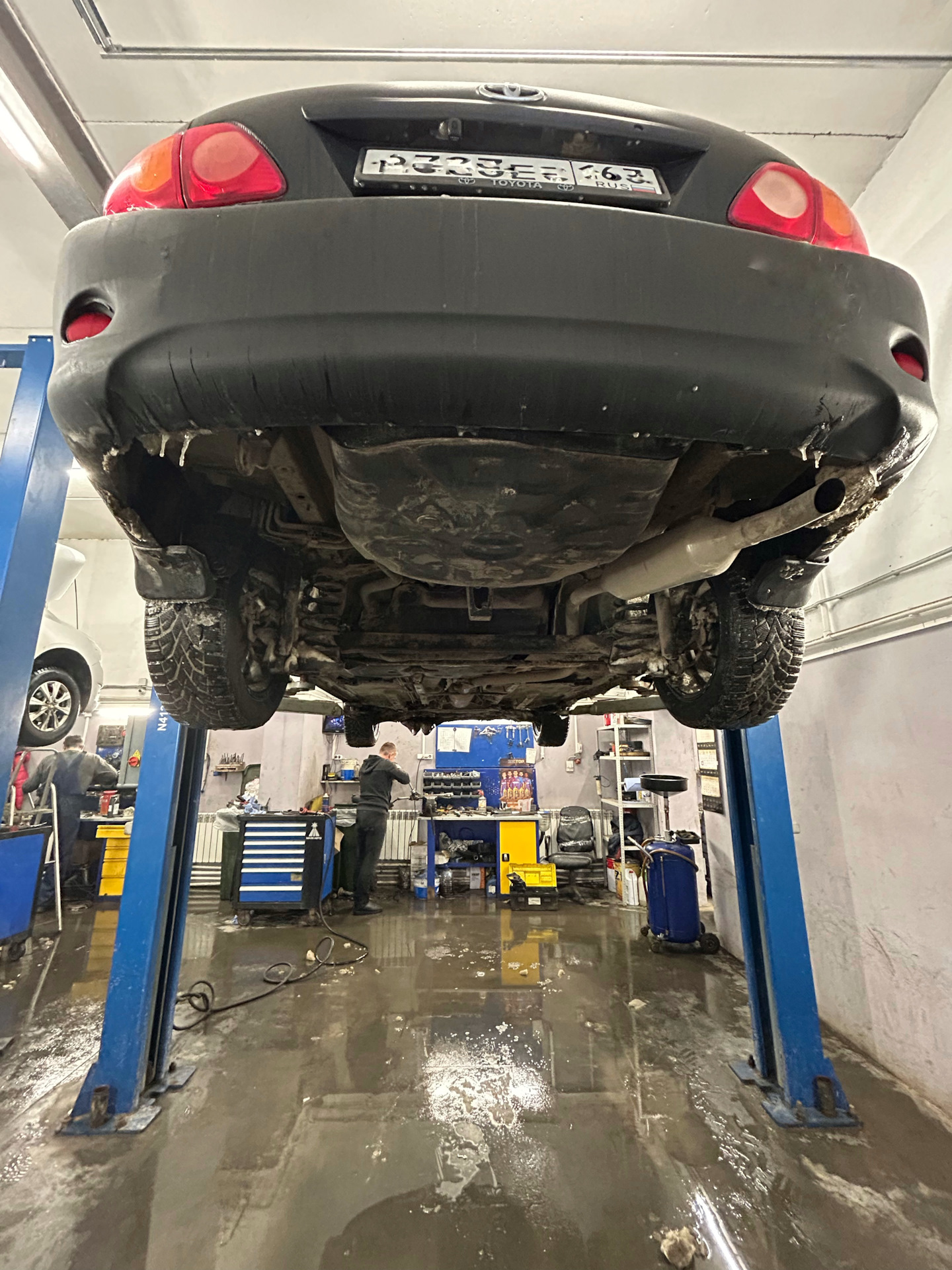 снежная зима и не чищенные дворы. — Toyota Corolla (140/150), 1,6 л ...