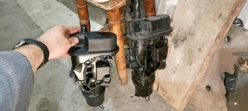 Корпус масляного фильтра и масло — Volkswagen Passat B6, 2 л, 2007 года ...