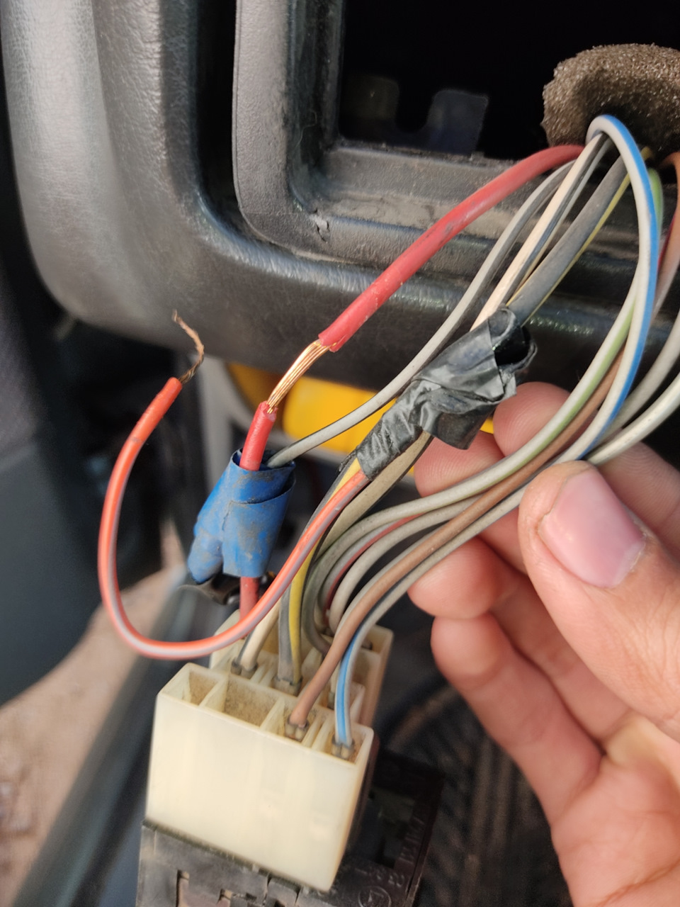 Дискавери 4 ввод проводки в салон. Сгоревшая распред коробка. Какие провода в гофре багажника сандеро. Проводка много. Клеммная колодка 380 вольт.