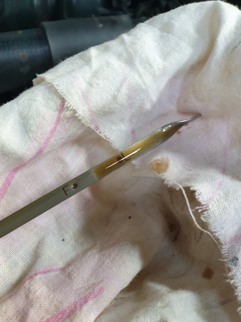 на щупе масло с какими то мелкими частичками…хотя может и показалось… — Hyundai Sonata V (NF)