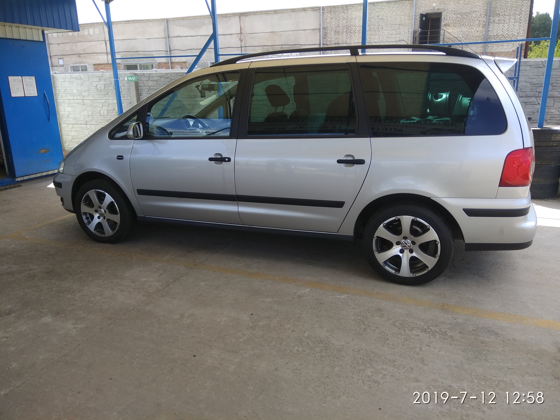 Удар по семейному бюджету — Volkswagen Sharan (1G), 2 л, 2007 года |  колёсные диски | DRIVE2