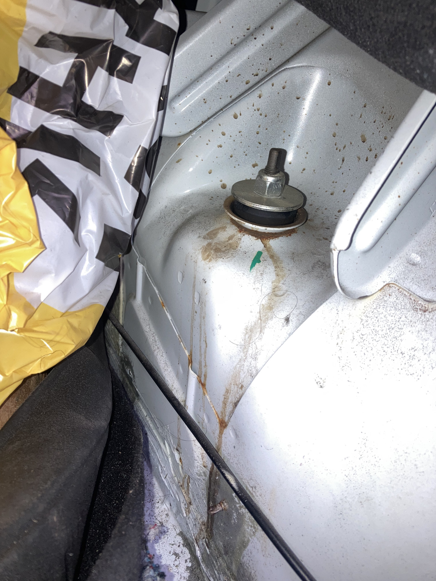 Вода в багажнике и РЖАВЧИНА — Renault Logan (2G), 1,6 л, 2019 года ...