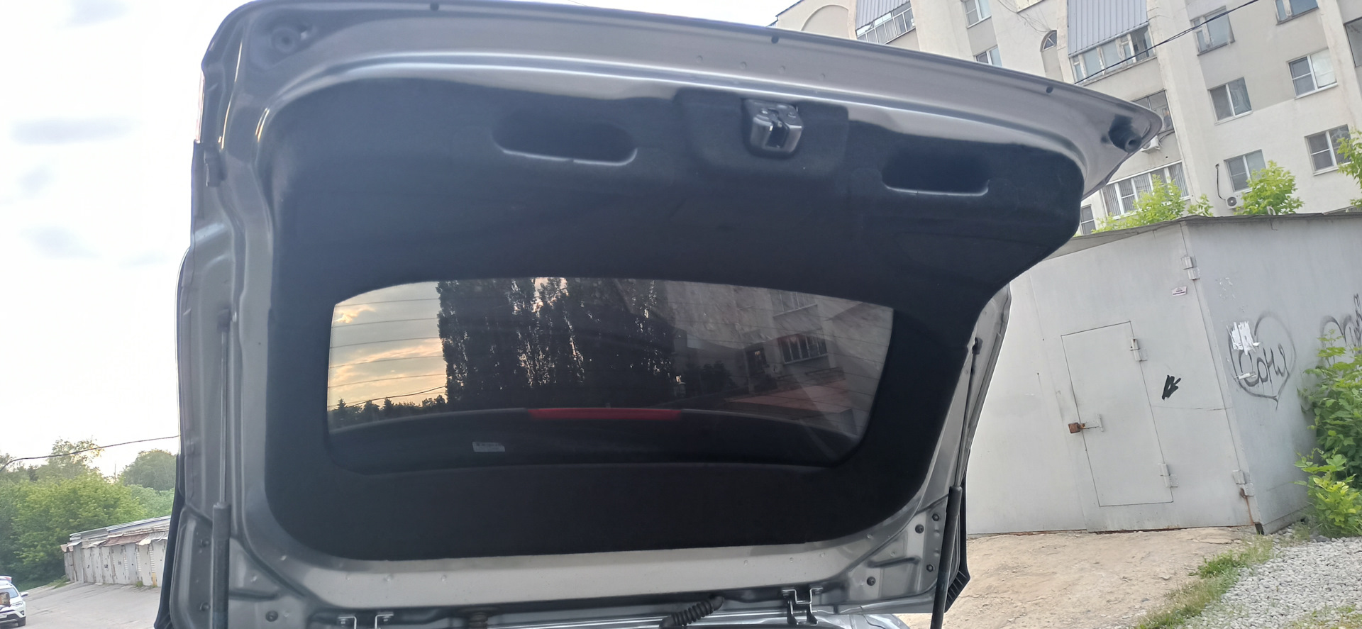 Обтяжка двери багажника карпетом — Lada Vesta SW Cross, 1,6 л., 2020 ...