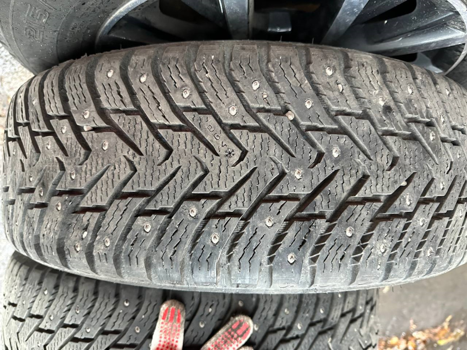 Шины зимние шипованные Nokian 215/65 R17, литые диски VAG 7,5Jx17 ET40 ...