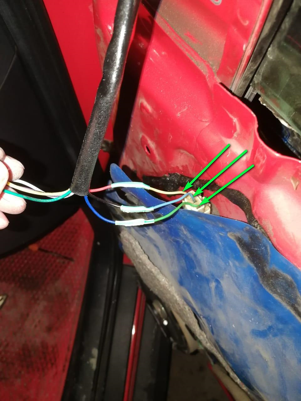 Китайцы ребята интересные — цвет проводов подбирают по настроению. Подключение моторчиков регулировки ПРАВОГО (пассажирского) зеркала (направление: кузов — зеркало): зелёный-синий; голубой-чёрный; жёлтый-красный. Как будут соединяться провода в вашем случае — не знаю, т.к. на второй двери у меня цвета были совсем другие, но обо всём по порядку. Какой из трёх проводов — масса, не знаю. Подбирал методом научного тыка. Если в результате зеркало двигается в противоположном направлении от нажатой кнопки — поменяйте полярность. Т.е. поменяйте ПЛЮСОВЫЕ провода местами и всё будет работать как надо. — Pontiac Vibe (1G)