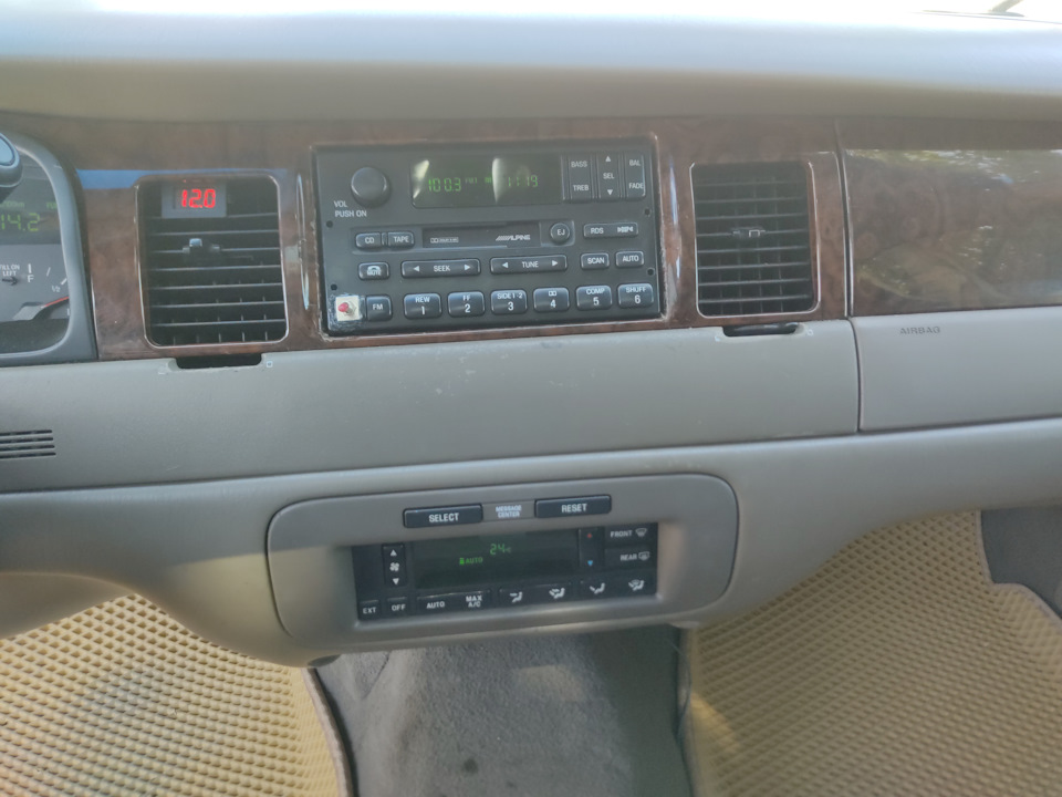 Фото в бортжурнале Lincoln Town Car III