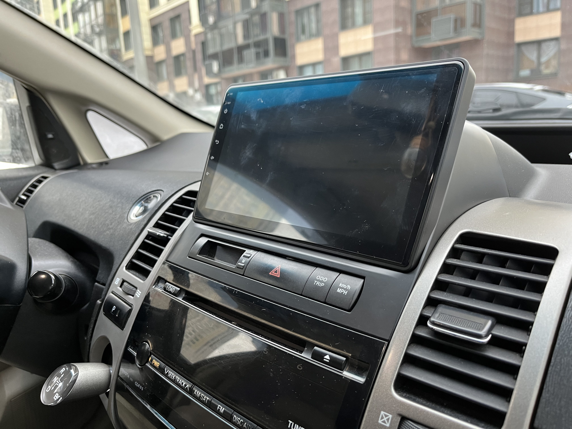 Экран вместо магнитолы. Prius 20 Android магнитола. Смартфон вместо магнитолы в авто. Ниша в панель авто вместо магнитолы Pajero. Прадо 150 2011 замена штатной магнитолы вместо штатной.