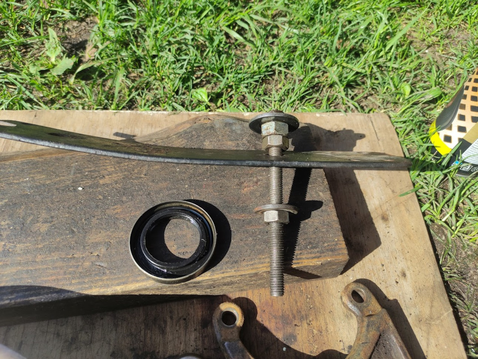 Замена сальников полуосей и подшипника левой полуоси — Lada 4x4 3D, 1,7 ...