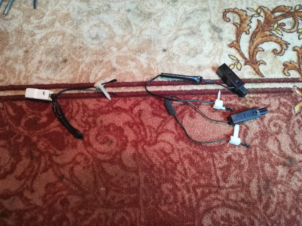 Справа датчик температуры испарителя от автомобиля с кондиционером, слева датчик температуры от автомобиля оборудованого климатической системой. — Lada Гранта Лифтбек (2G)