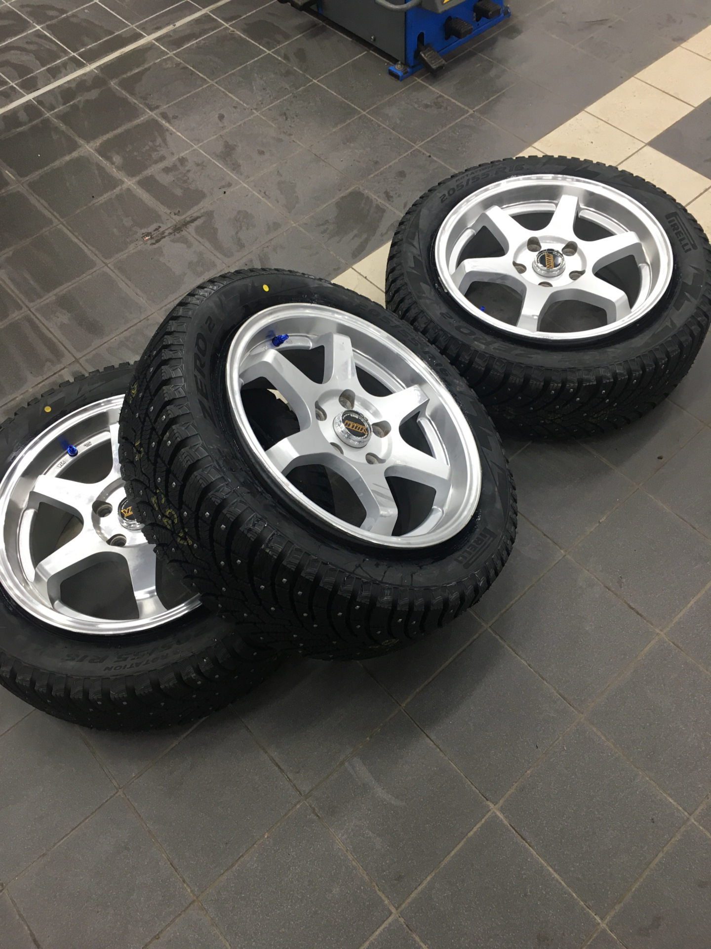 R16 pirelli ice. 205/550 R16.