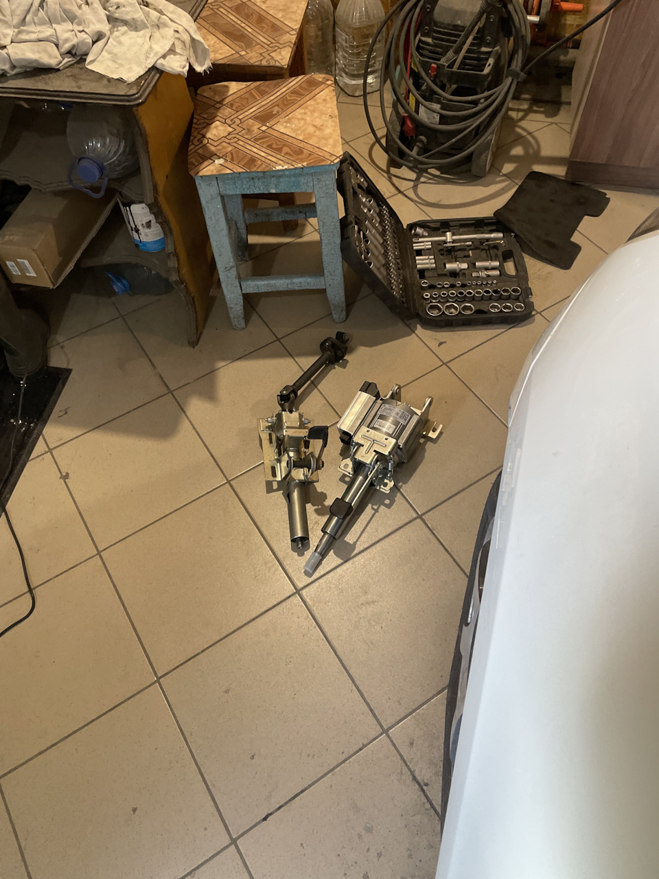 два друга, родной рулевой вал и еще не стоявший электроусилитель — Lada Гранта Лифтбек (1G)