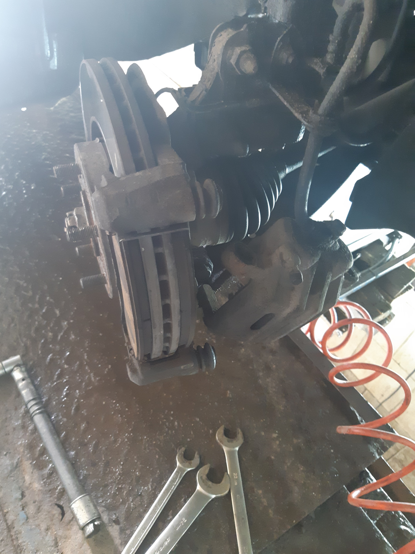 Снял резинки направляющих суппортов. А у тебя верно? — Mitsubishi ...