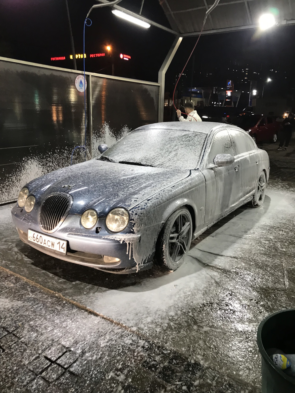 Розовая пена на машине. Ягуар мойка. Ягуар мойка. Автомойка ягуар брянск. Автомойка ягуар брянск.