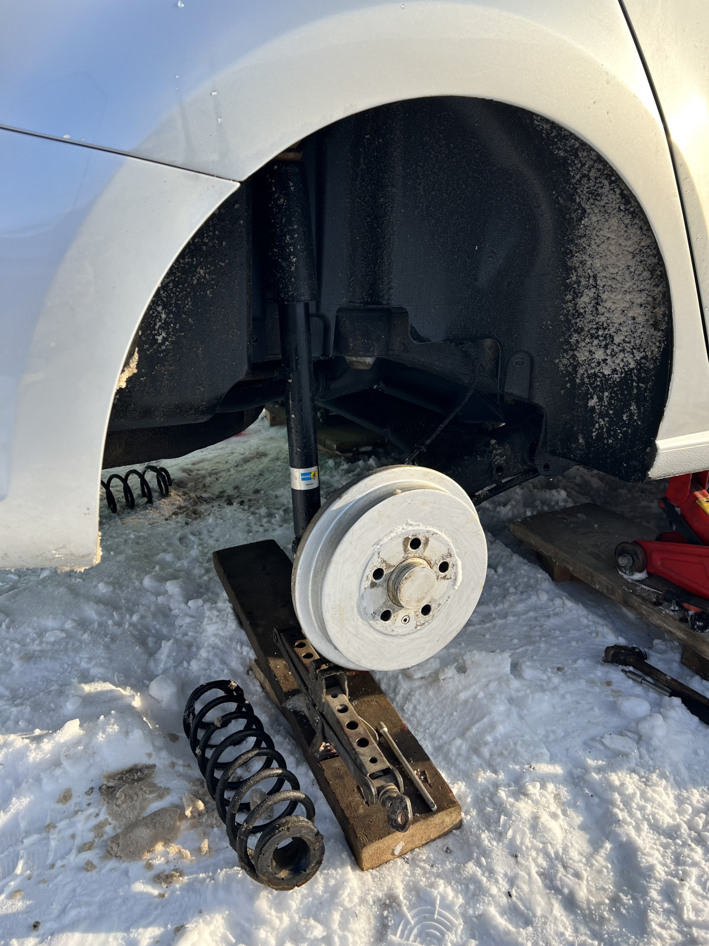 Установка задних пружин Lesjofors 4295034 — Volkswagen Polo Sedan, 1,6 ...