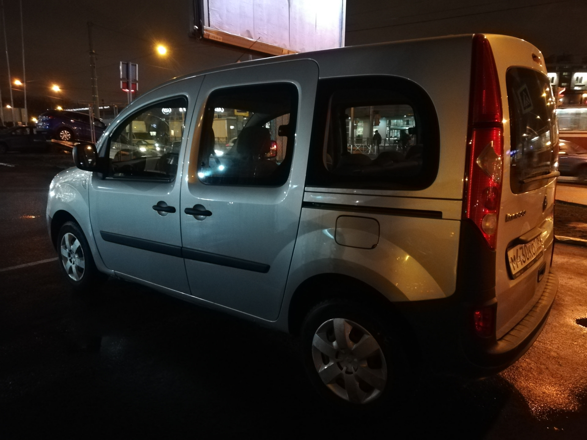 Рено крым. Рено Кангу 2 новый. Renault Kangoo 2 реклама. Рено Канго 2 1.5 106 лс. Рено Кенго 2 2021 черная.