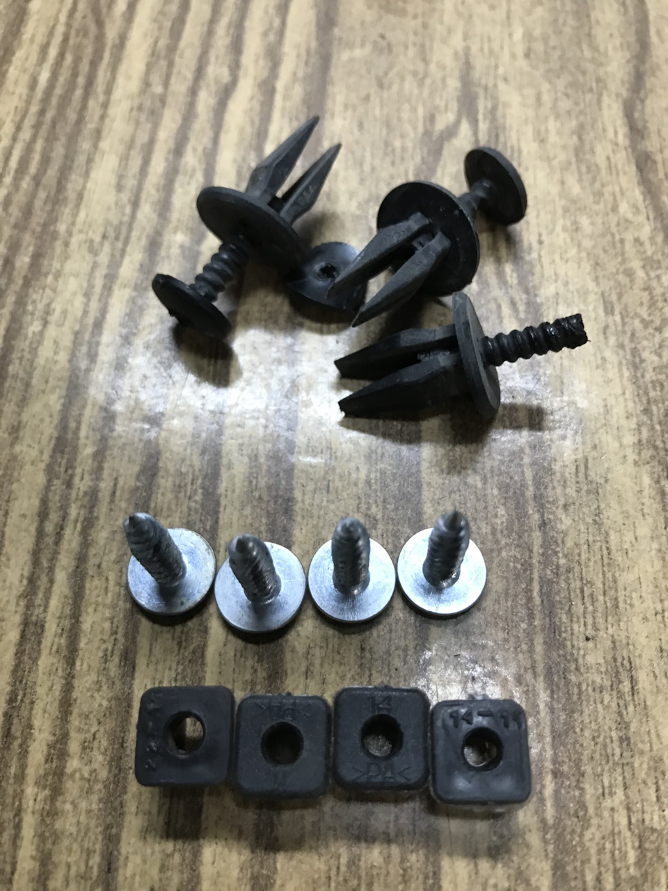 Защёдки воздуховода я заментил на пистоны номера ВАЗ и стальные саморезы, покрашено в чёрный мат Все пистоны у меня закипели и не хотели доставаться, пришлось ломать, на будущее сделал понадёжней — BMW 3 series (E46)