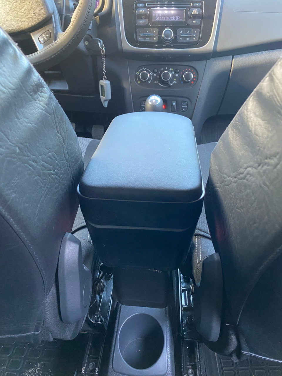 Подлокотник и накладка под педали — Renault Logan (2G), 1,6 л, 2015 ...