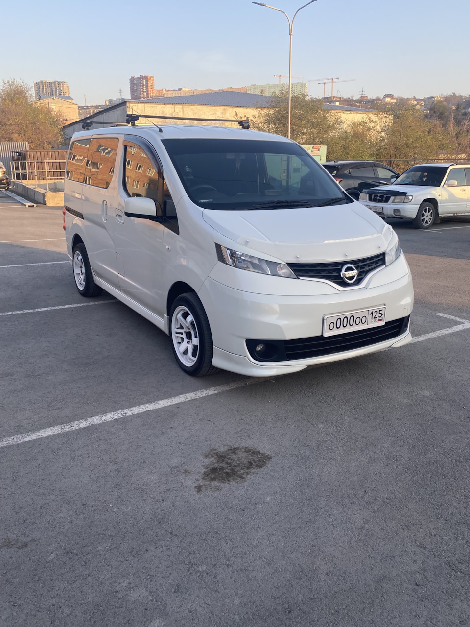 Реснички, музыка, тонировка и шторки — Nissan NV200, 1,8 л, 2016 года |  своими руками | DRIVE2