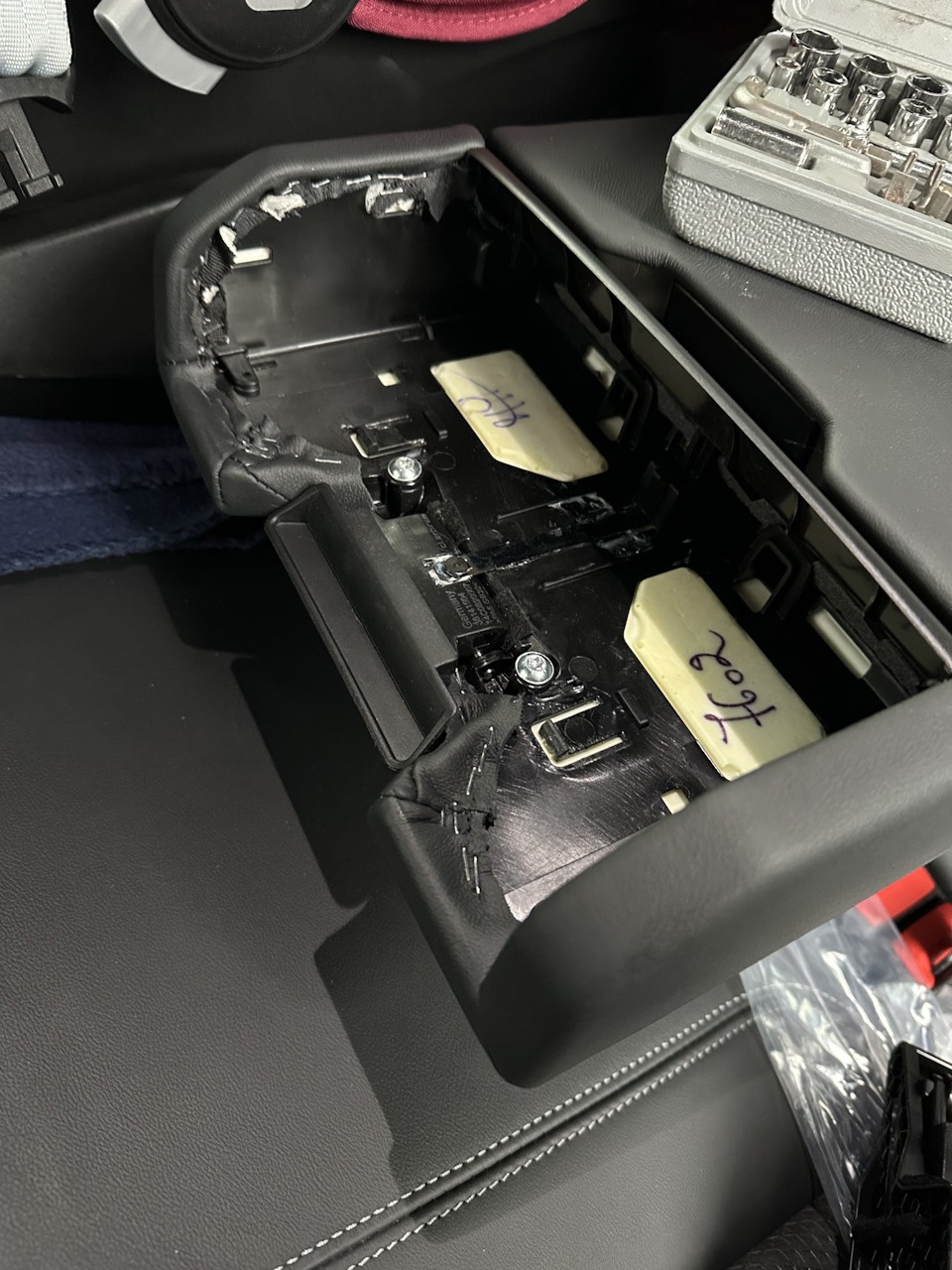 1.4 Подстаканники в задний подлокотник — Audi A6 Avant (C8), 2 л, 2020 ...