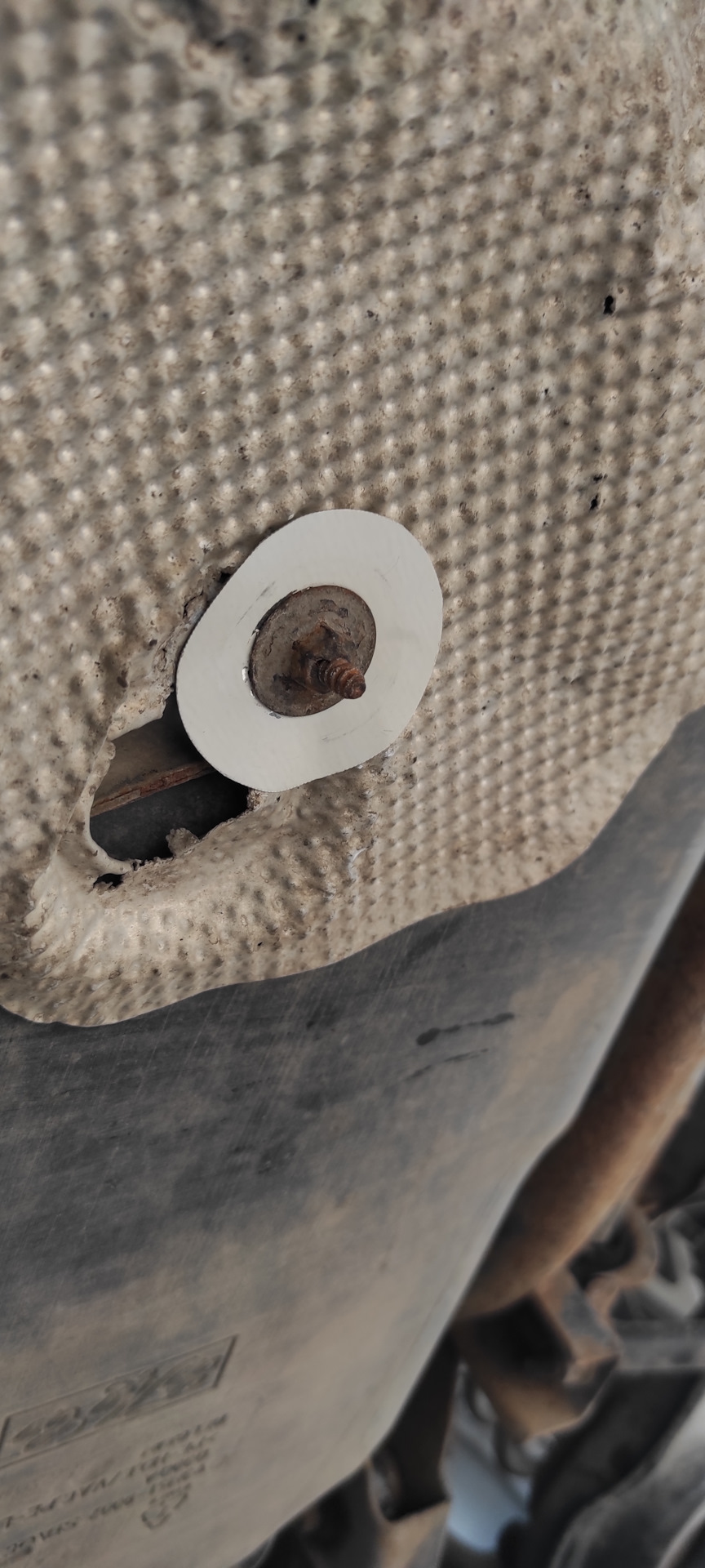 Фиксация теплоэкрана выхлопной системы — Ford Focus II Hatchback, 1,6 л ...