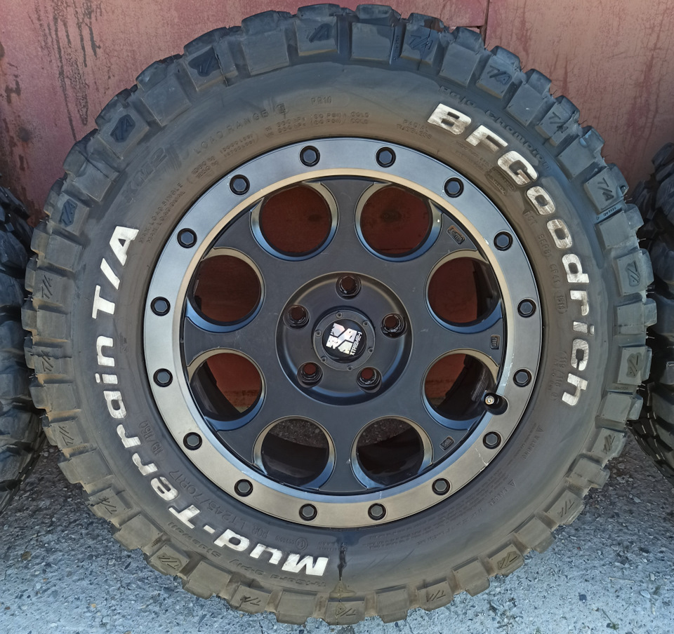 Шины всесезонные BFGoodrich 245/70 R17, литые диски Xtreme-J 7,5Jx17 ET40  5x127 на Jeep Commander (XK), Jeep Grand Cherokee (WJ), Jeep Grand Cherokee  (WK). Б/у | 70 000 ₽ в городе Новосибирск | DRIVE2